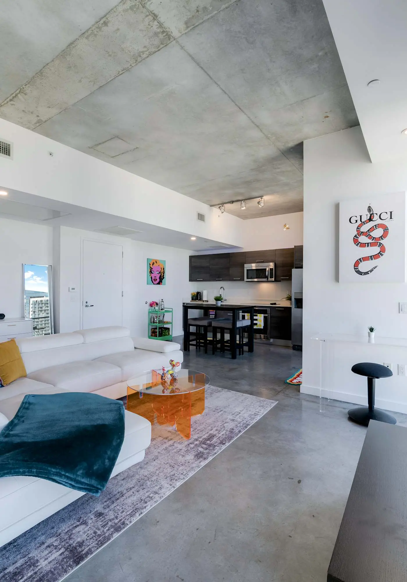 Skyline Studio with Rooftop Pool & Parking