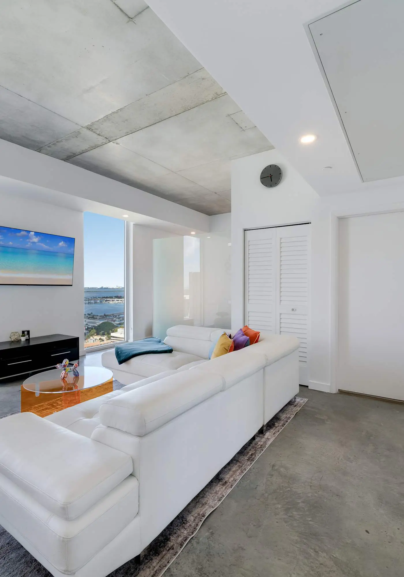 Skyline Studio with Rooftop Pool & Parking