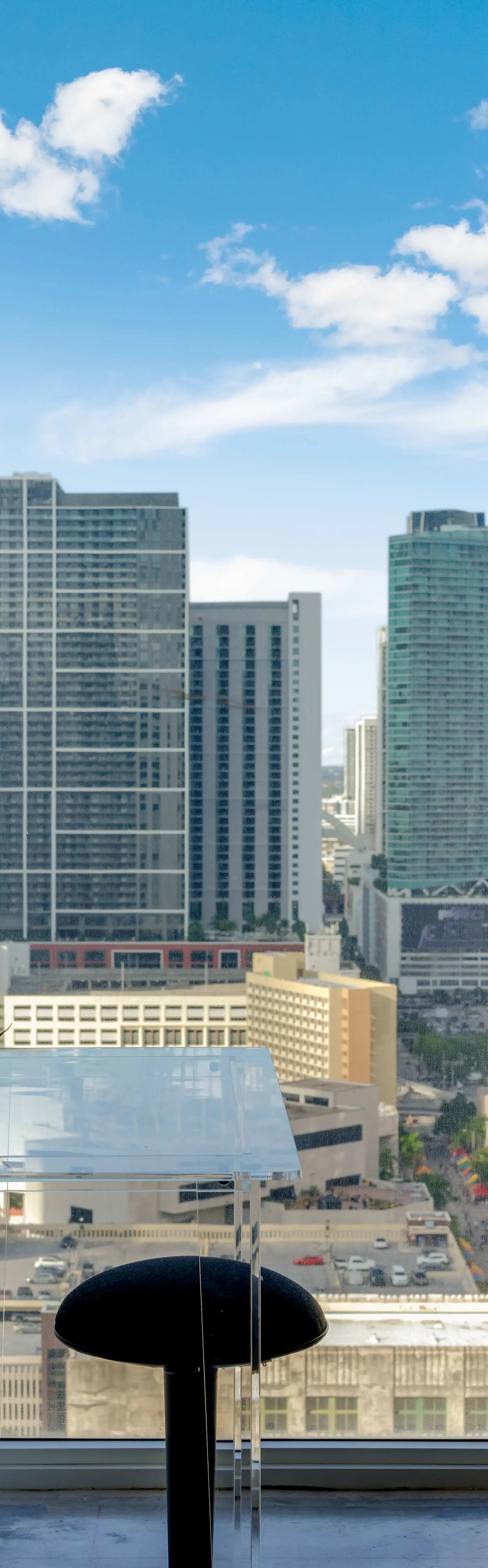 Skyline Studio with Rooftop Pool & Parking