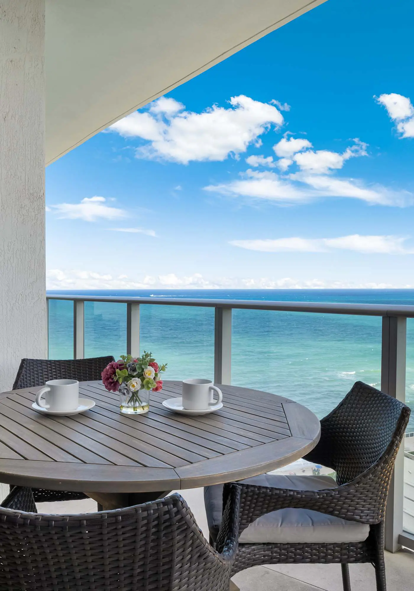 Luxe Stay- Pool, Gym, Oceanfront in Hollywood