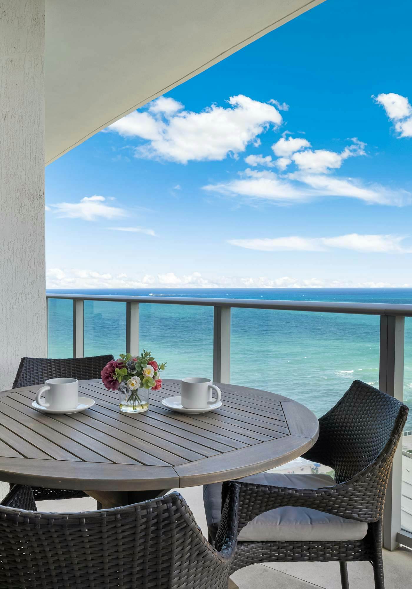 Luxe Stay- Pool, Gym, Oceanfront in Hollywood