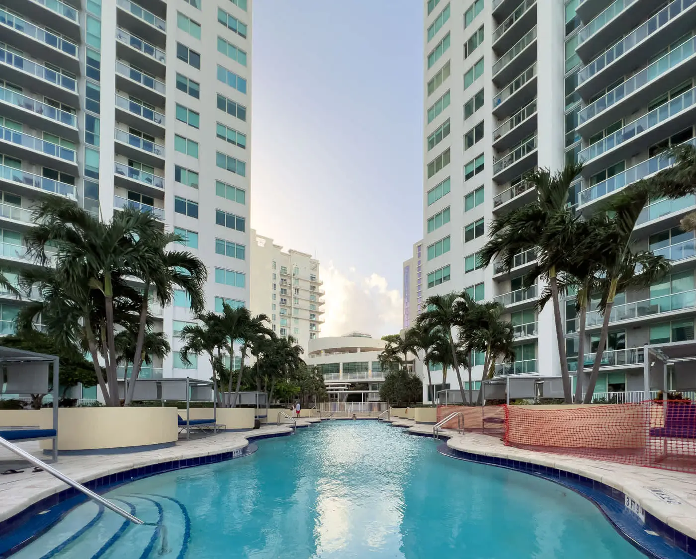 The Vizcayne Vibe- Sauna, Pool and Sundeck