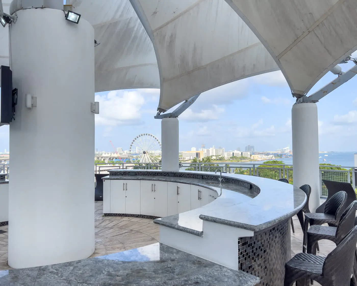 The Vizcayne Vibe- Sauna, Pool and Sundeck