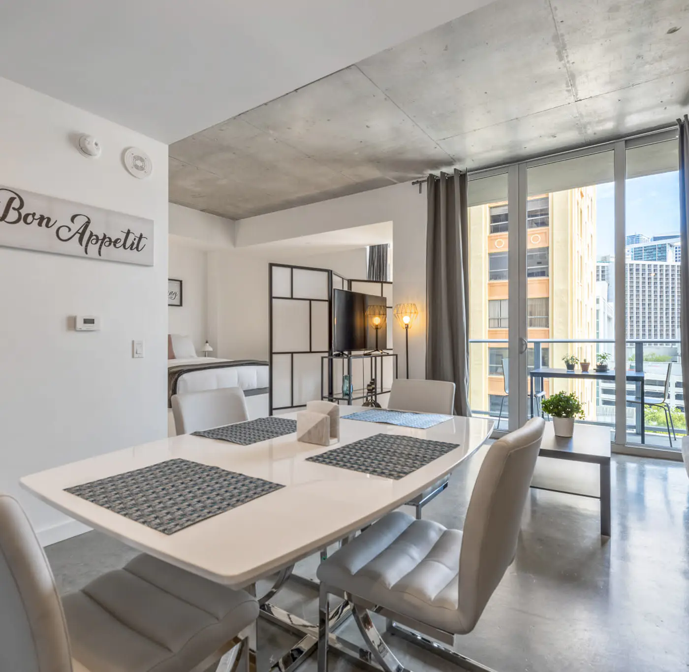 Charming Downtown Pad, Rooftop Pool in Miami