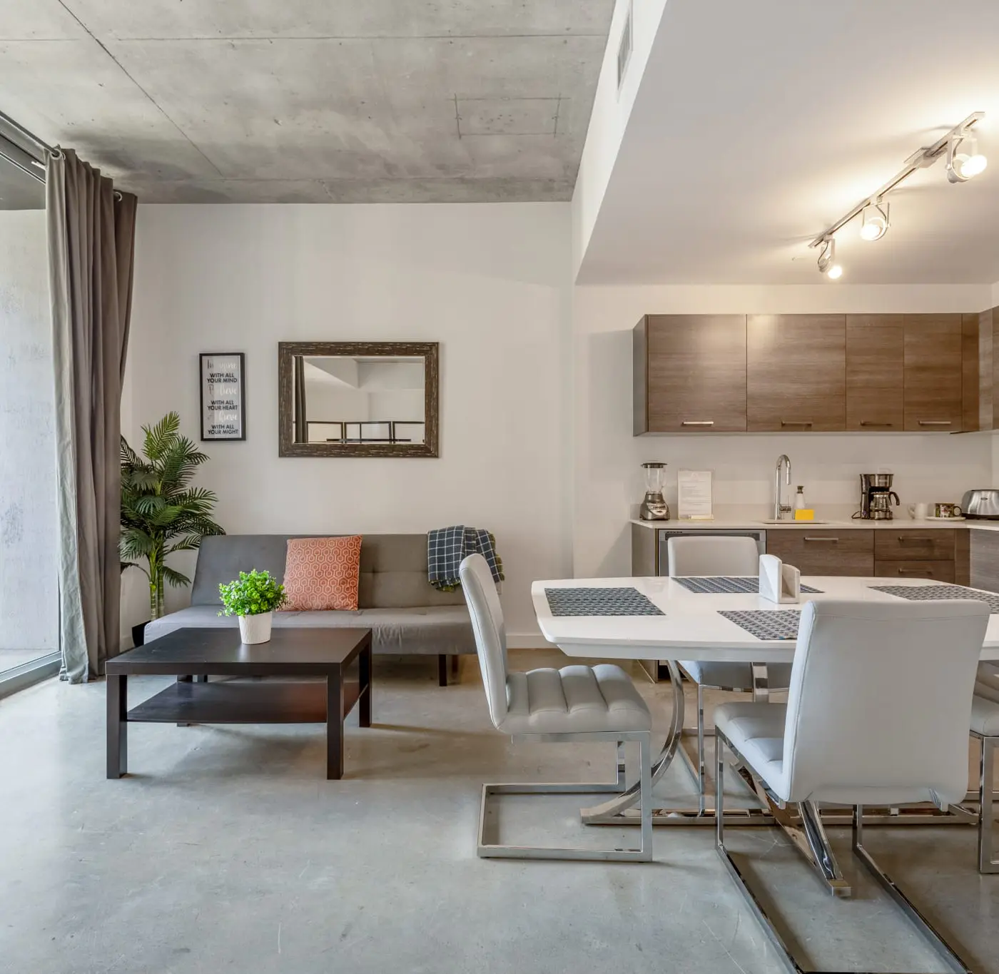 Charming Downtown Pad, Rooftop Pool in Miami