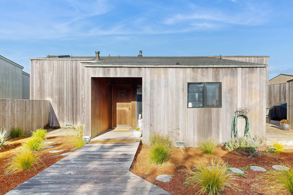 Pelican Landing - Ocean view home with stone fireplace, dog-friendly