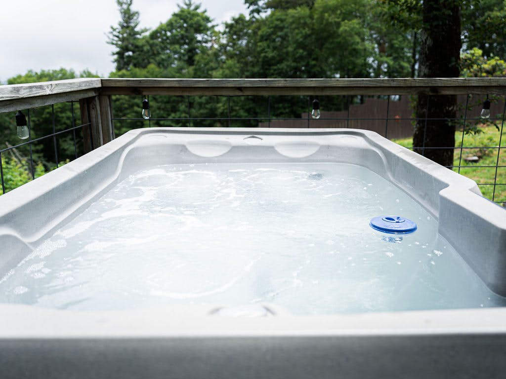 Starlight Yurt- A Romantic Stay w/ Hot Tub Views