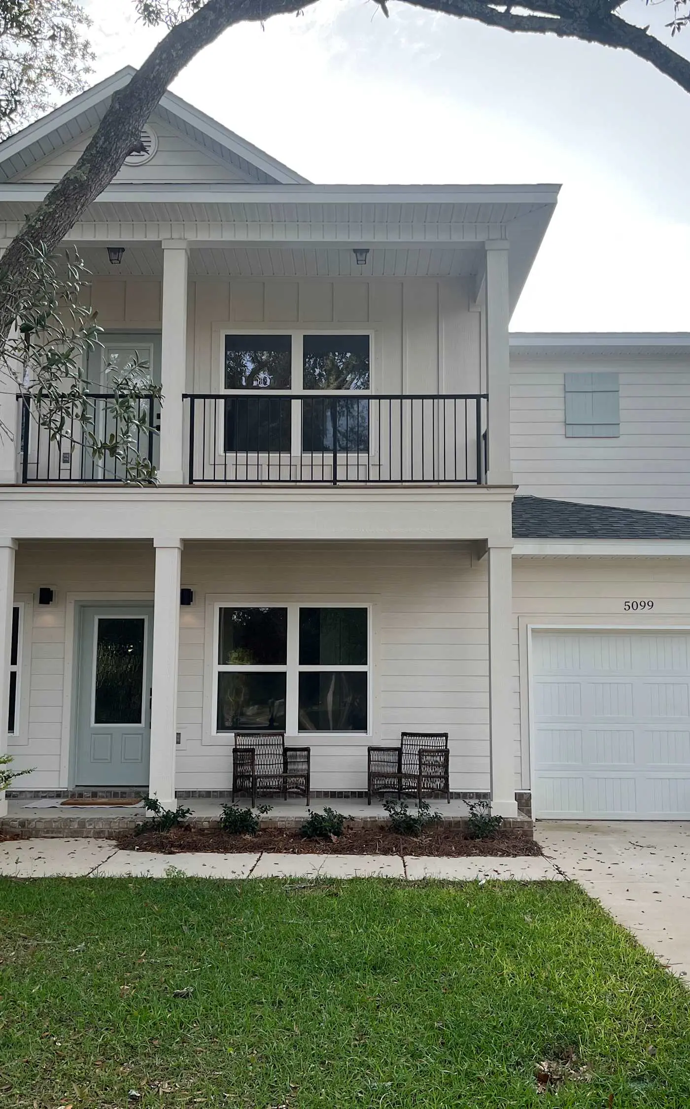 Spacious 3 Bedroom Home Near Beaches and Shopping!