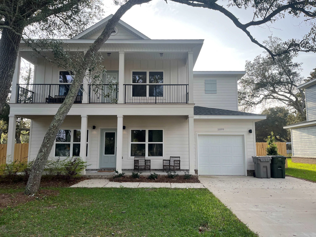 Spacious 3 Bedroom Home Near Beaches and Shopping!