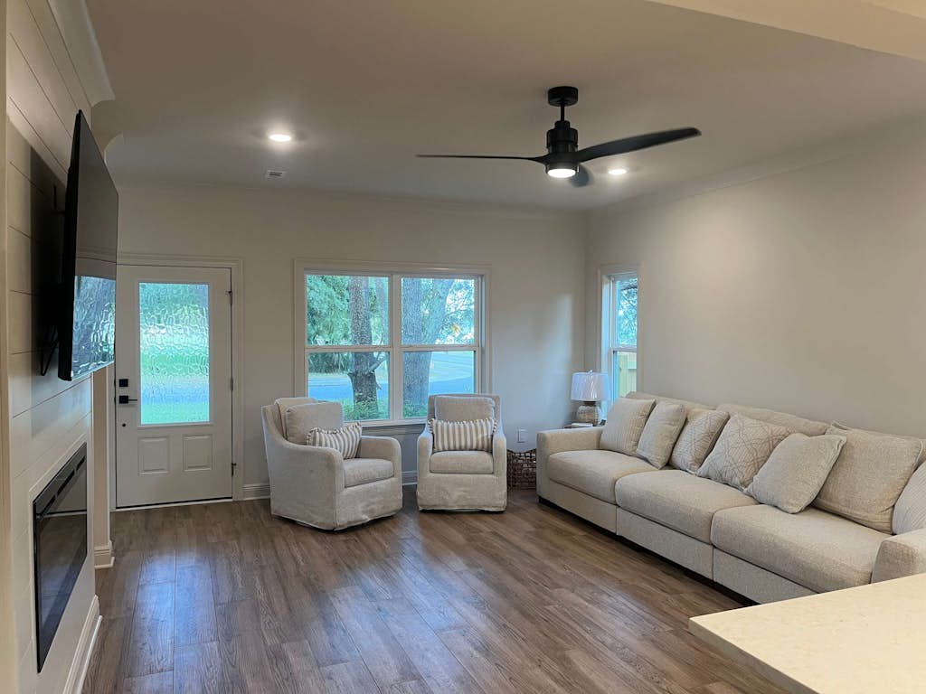 Spacious 3 Bedroom Home Near Beaches and Shopping!