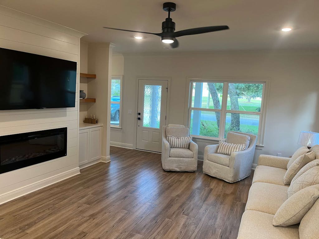 Spacious 3 Bedroom Home Near Beaches and Shopping!