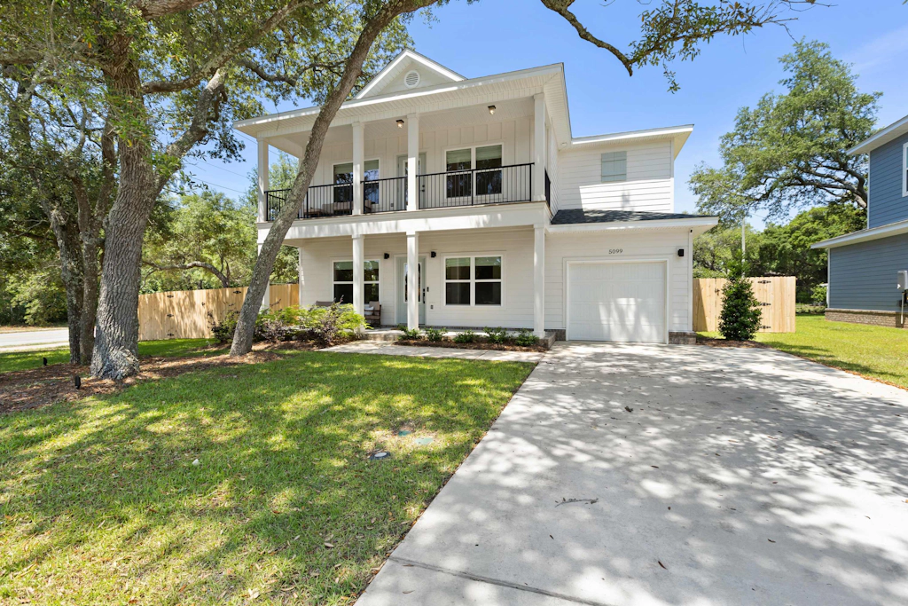 Spacious 3 Bedroom Home Near Beaches and Shopping!