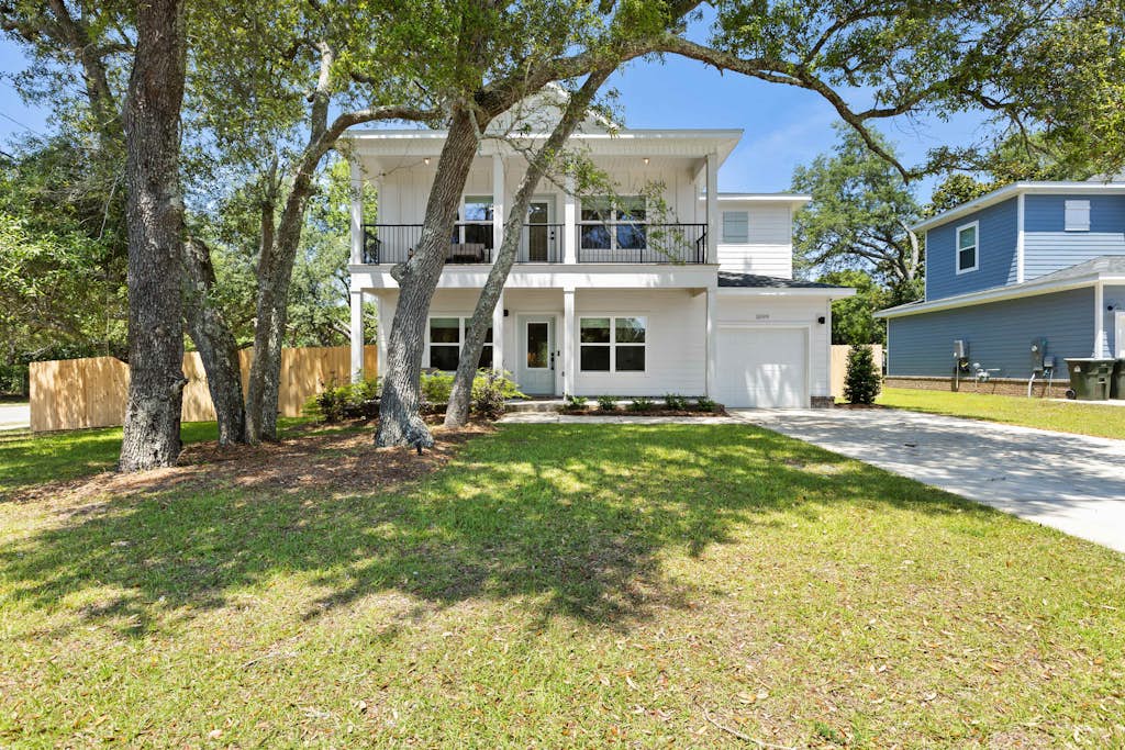 Spacious 3 Bedroom Home Near Beaches and Shopping!