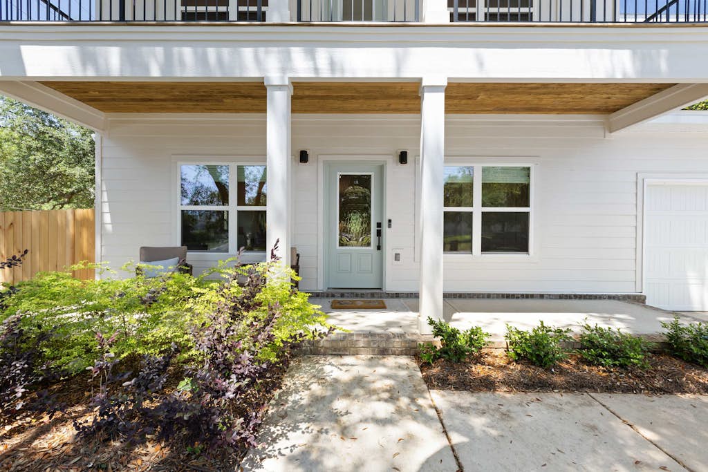 Spacious 3 Bedroom Home Near Beaches and Shopping!