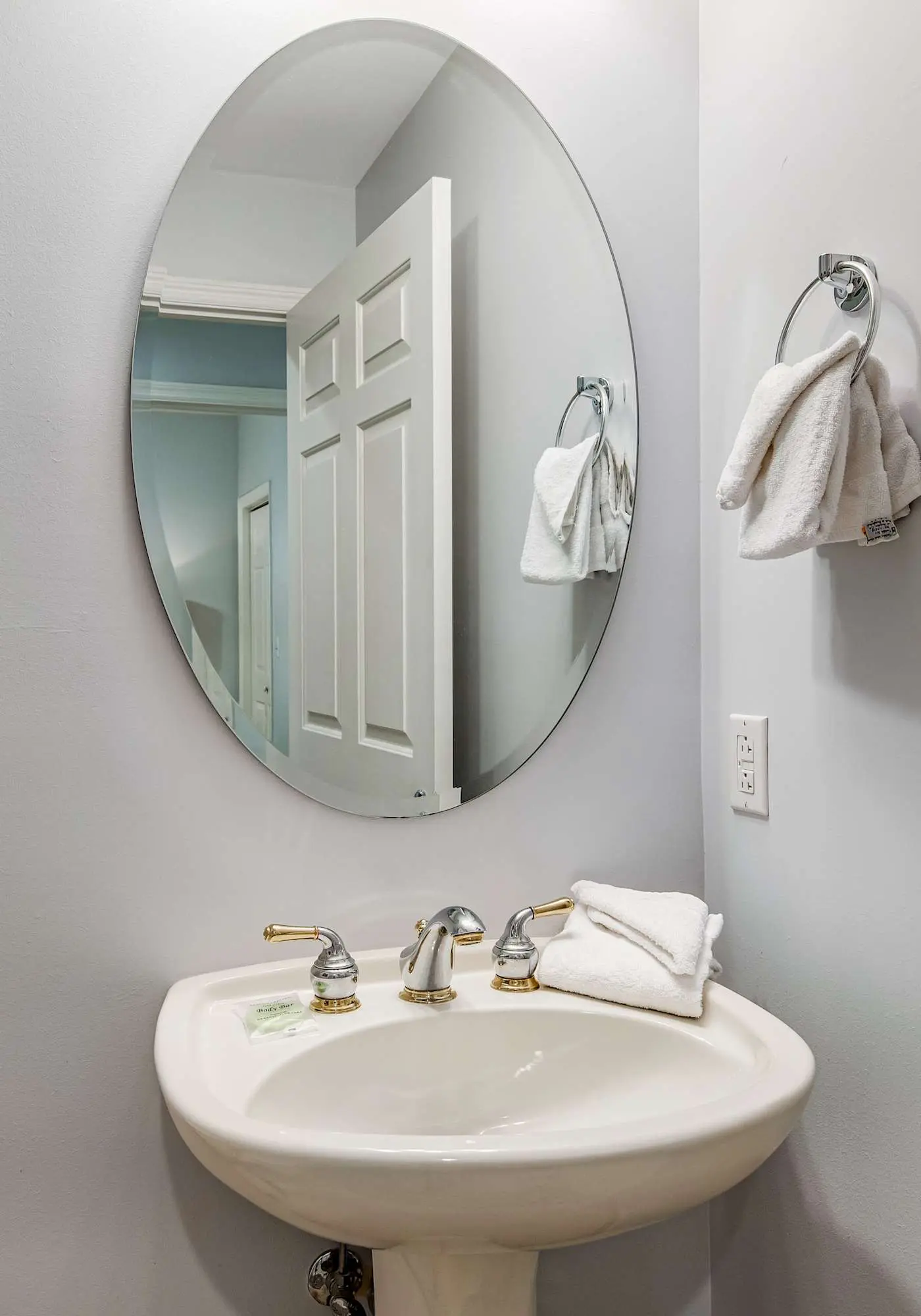 Sunny Condo with Pool and Tennis Court Access