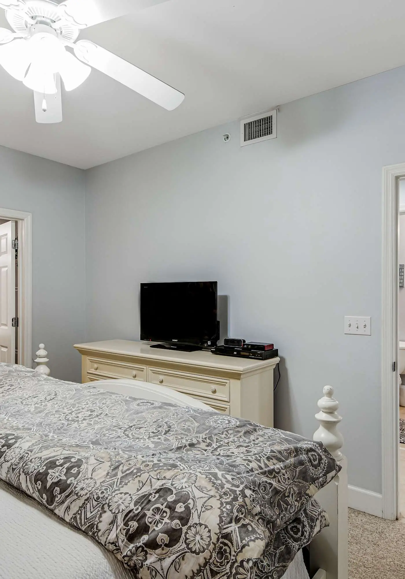 Sunny Condo with Pool and Tennis Court Access