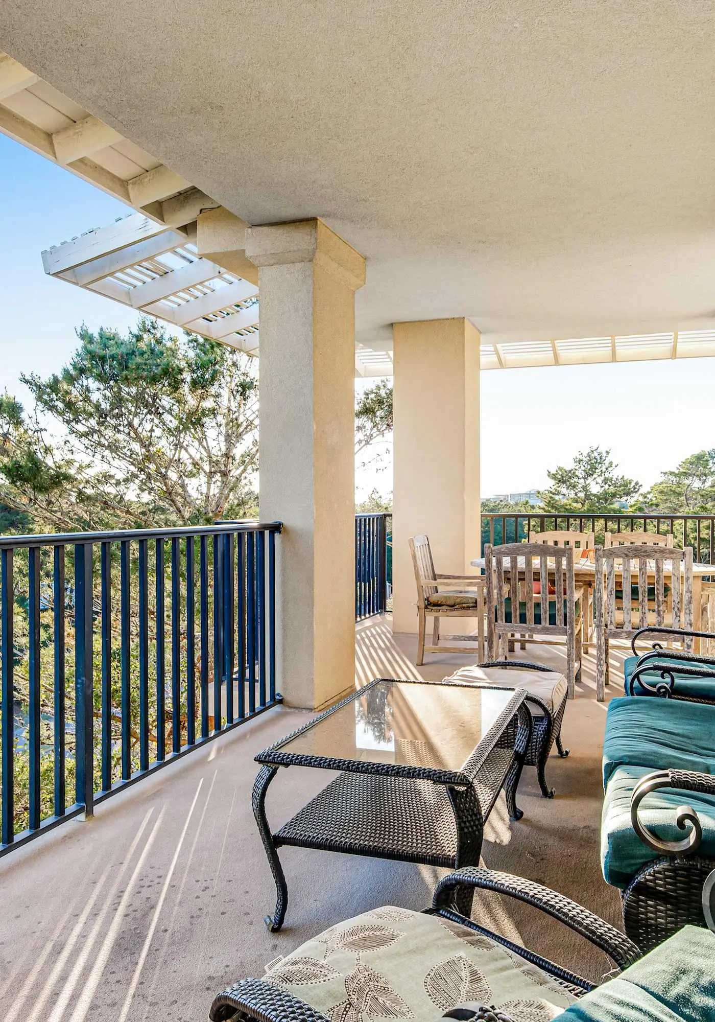 Sunny condo with pool and tennis court access