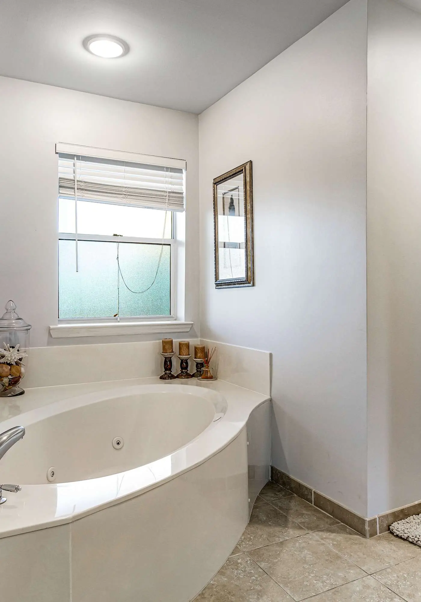 Sunny Condo with Pool and Tennis Court Access