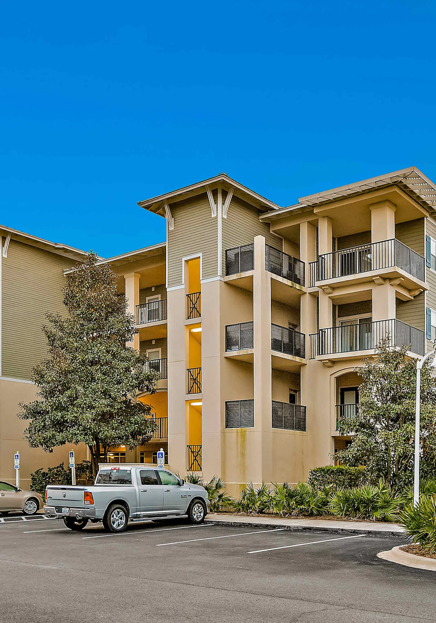 Sunny Condo with Pool and Tennis Court Access