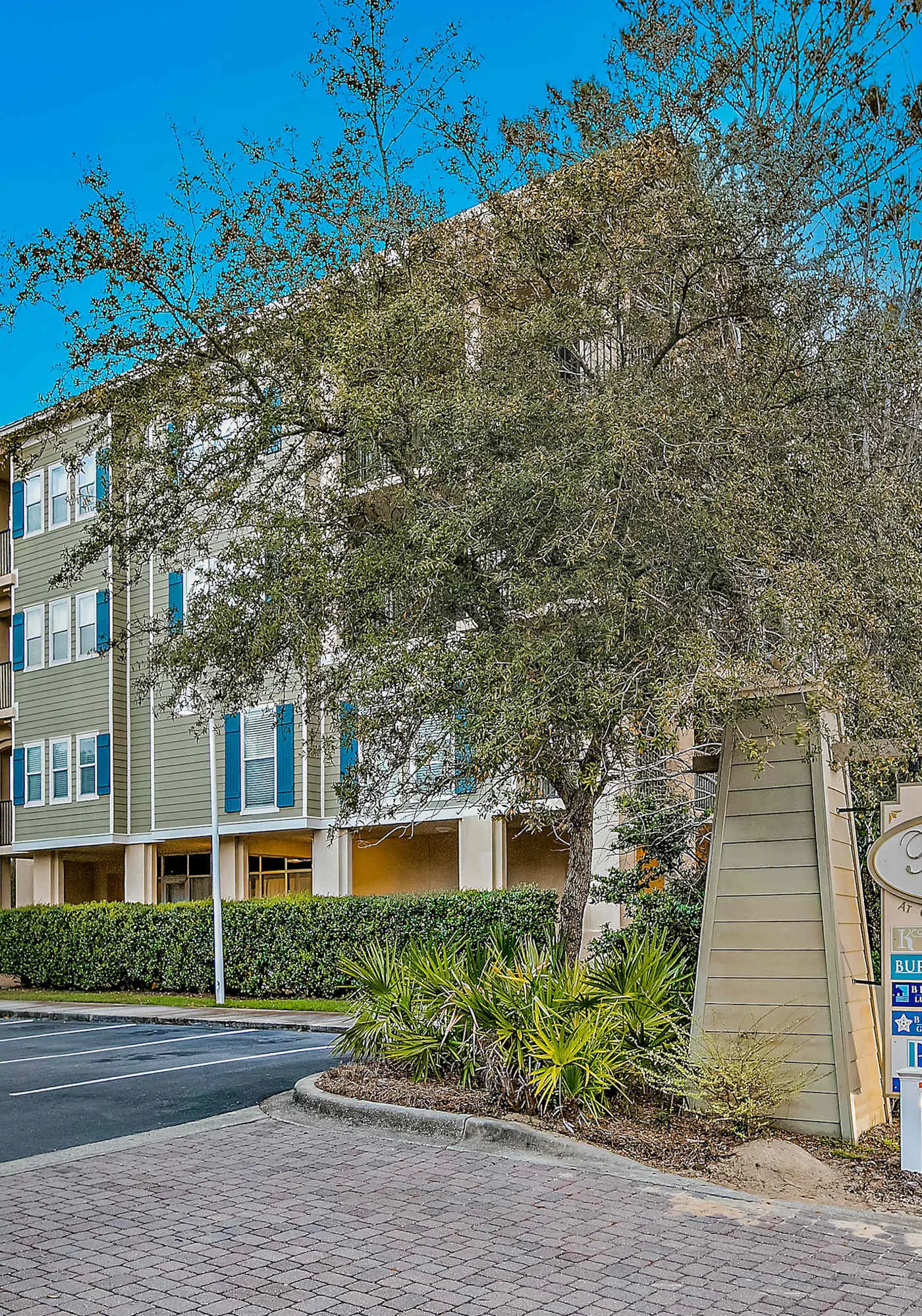 Sunny Condo with Pool and Tennis Court Access