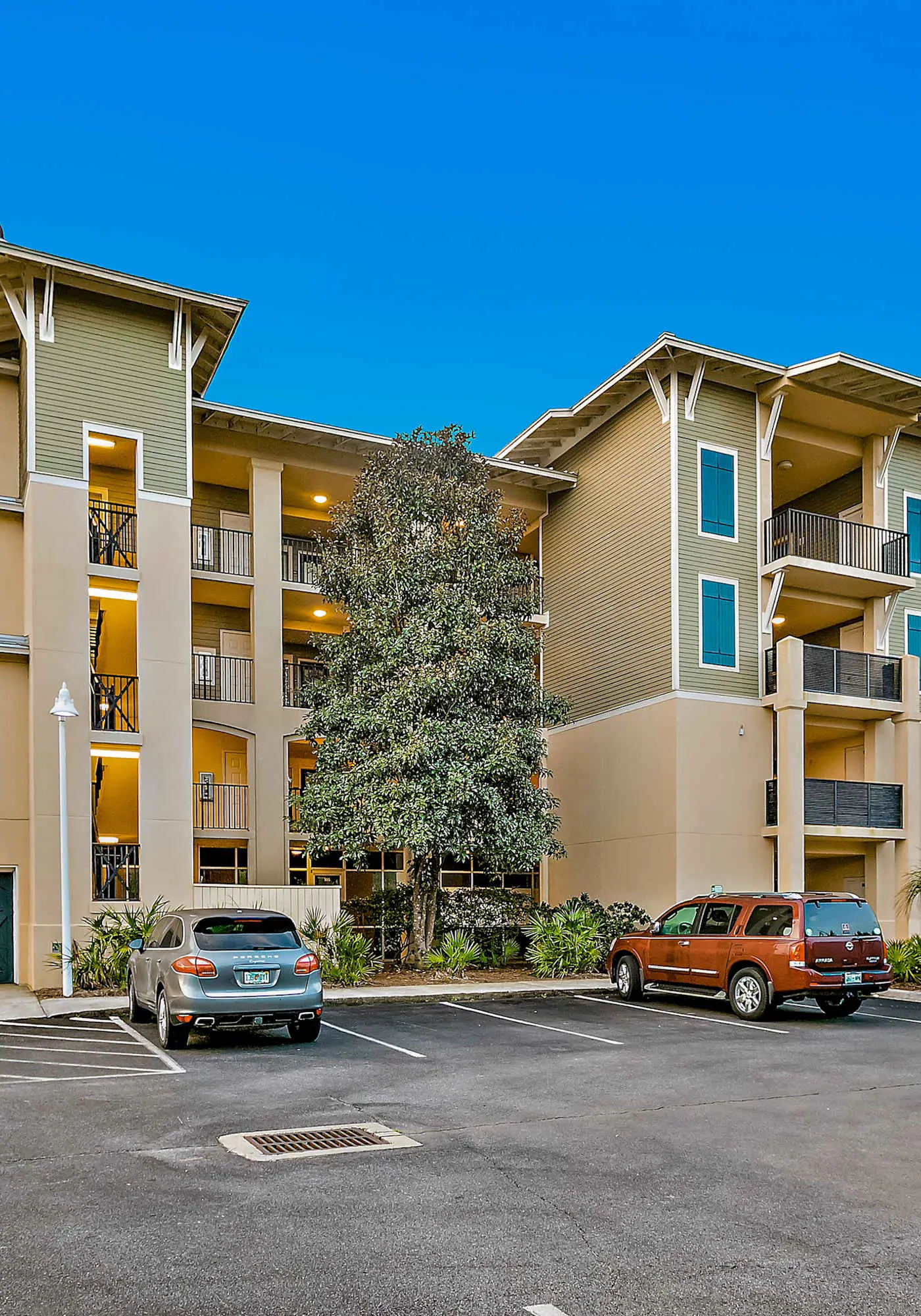 Sunny Condo with Pool and Tennis Court Access