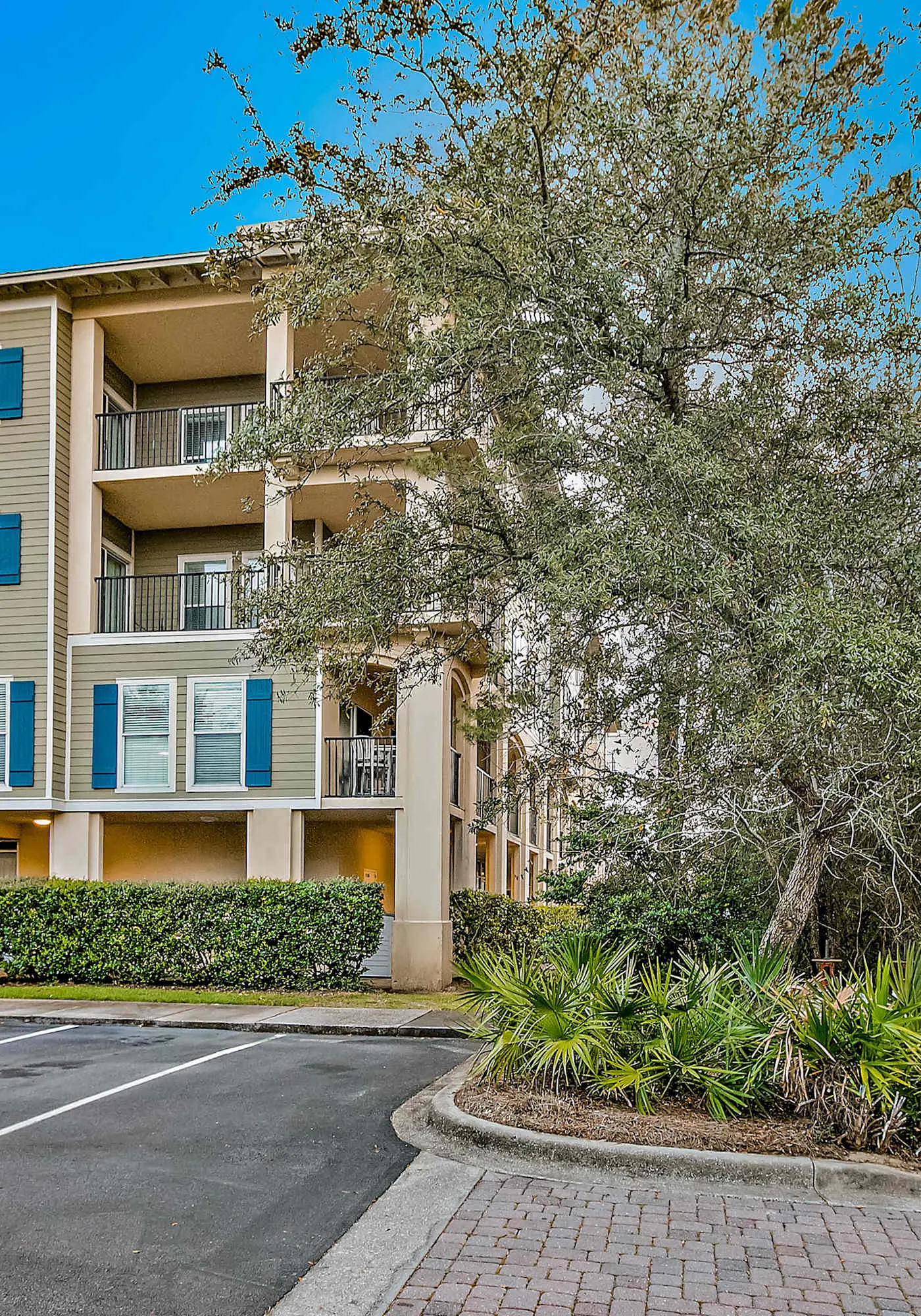 Sunny Condo with Pool and Tennis Court Access