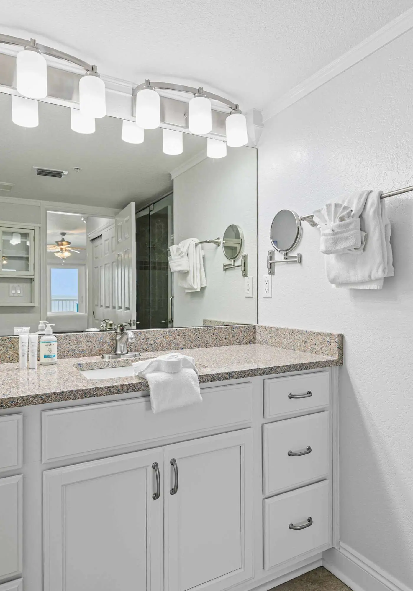 Islander E 7011, Stunning oceanfront condo