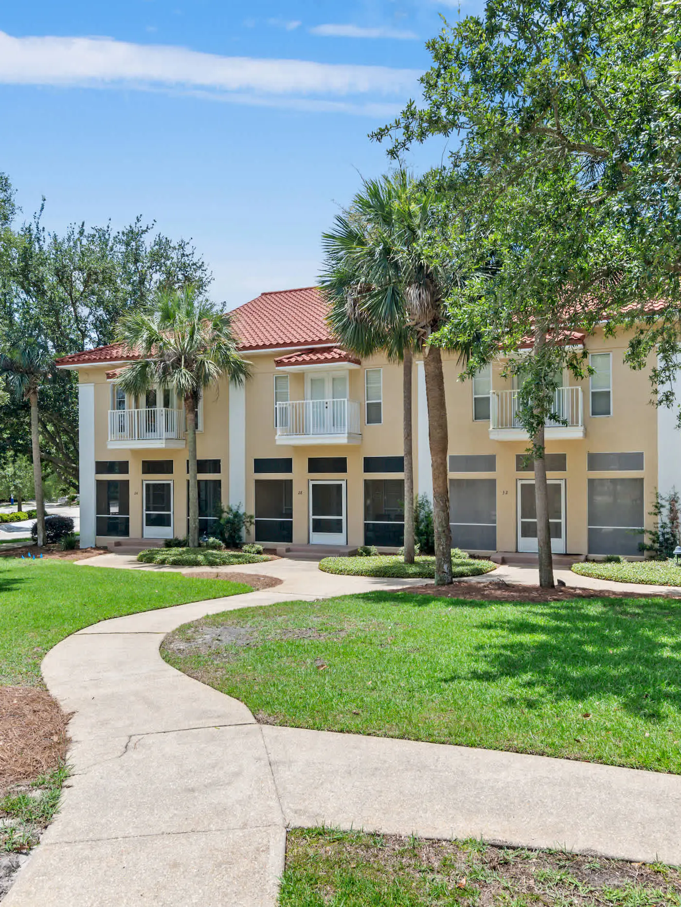 4BR oasis: bikes, pool, 5 min to beach