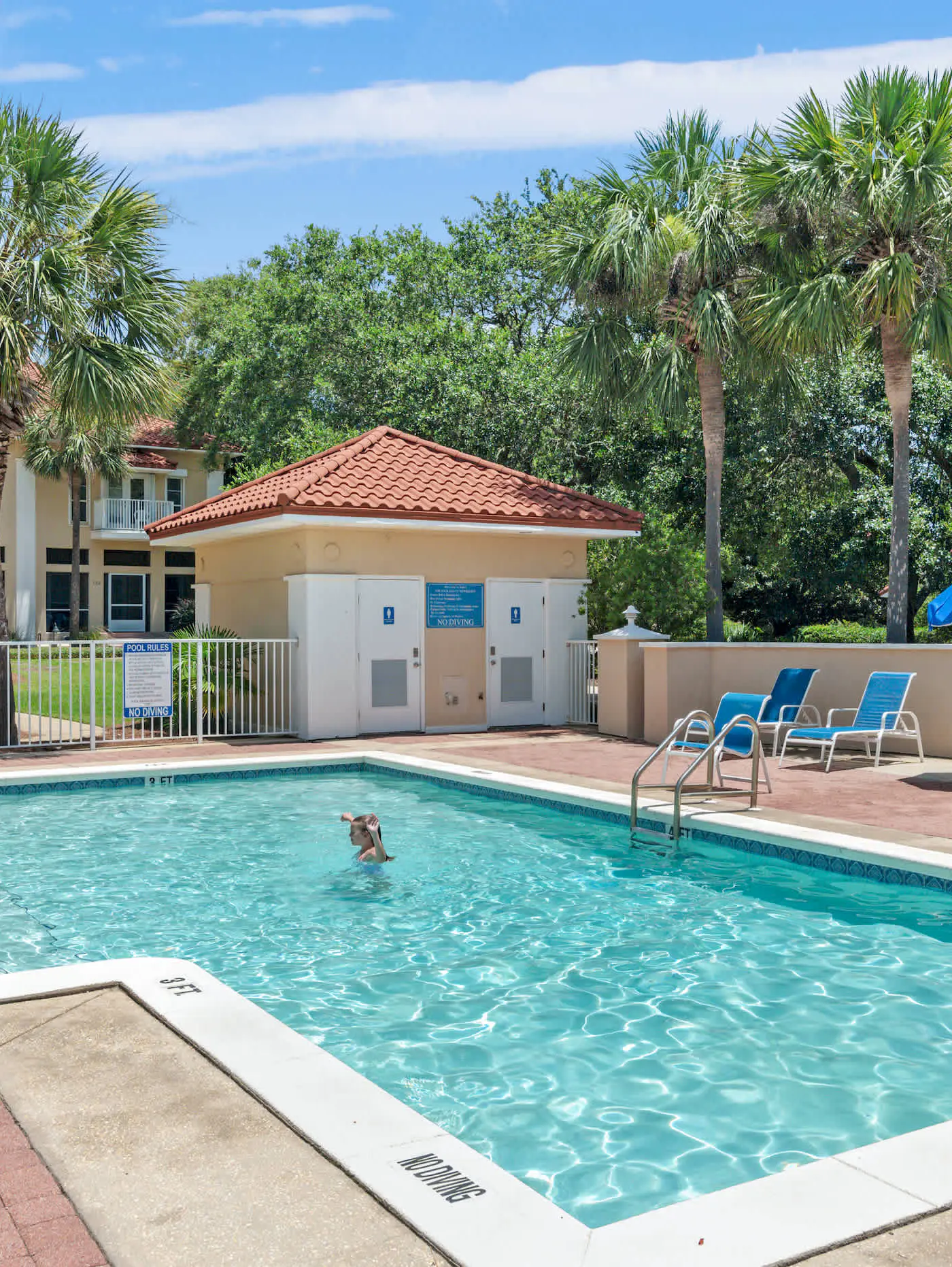 4BR oasis: bikes, pool, 5 min to beach