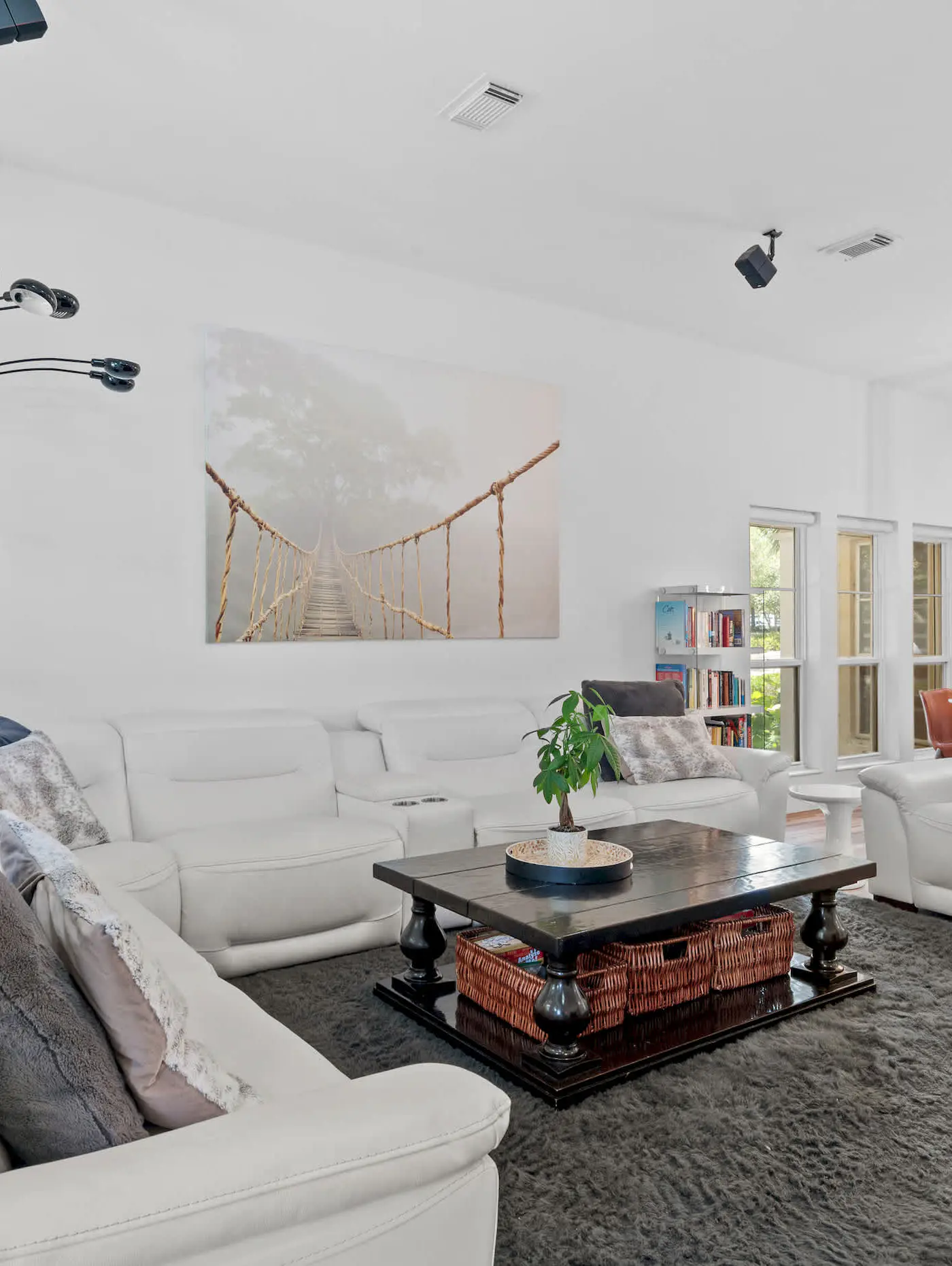 4BR oasis: bikes, pool, 5 min to beach