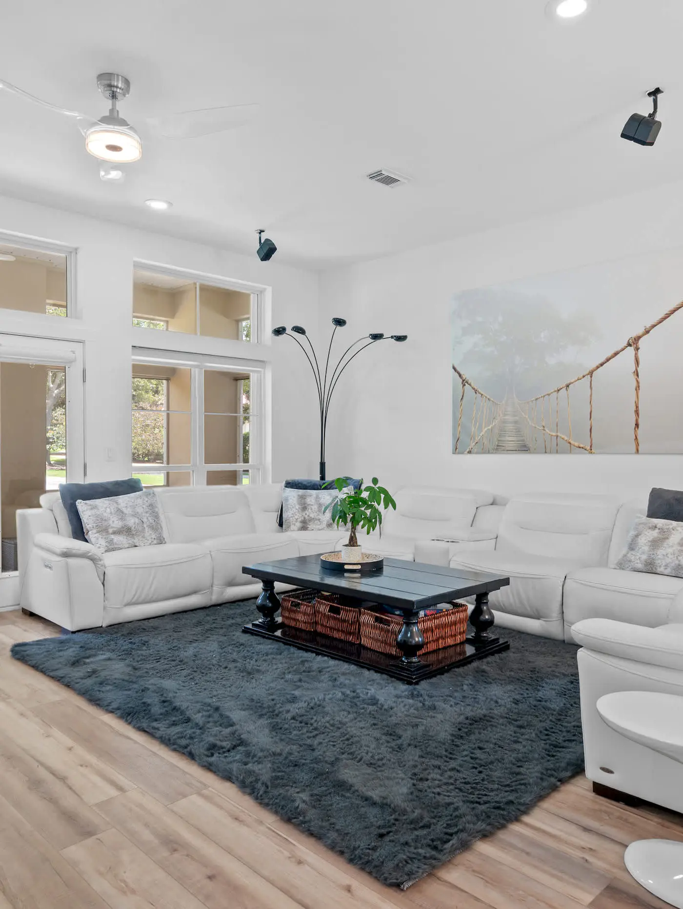 4BR oasis: bikes, pool, 5 min to beach