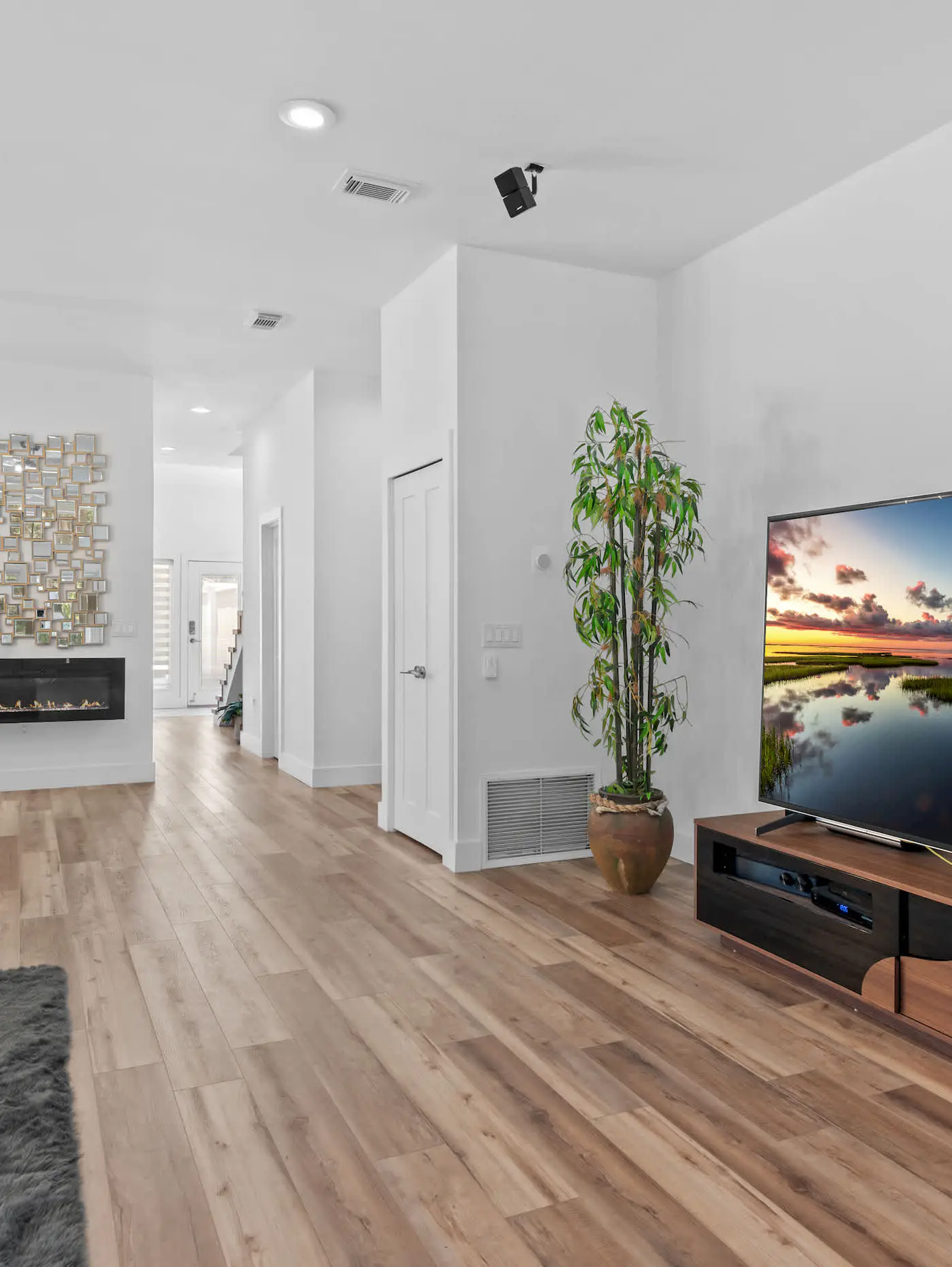 4BR oasis: bikes, pool, 5 min to beach