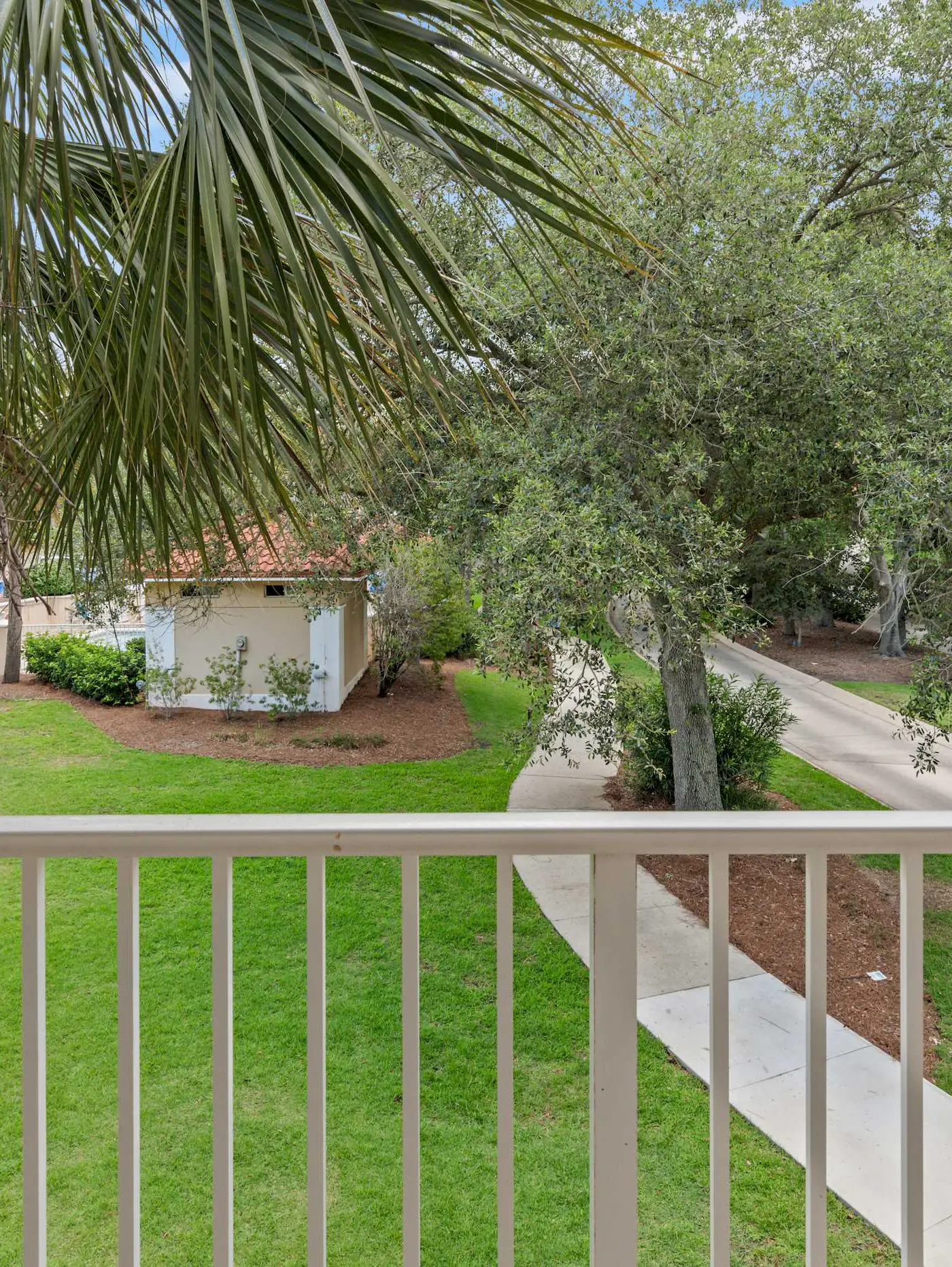 4BR oasis: bikes, pool, 5 min to beach
