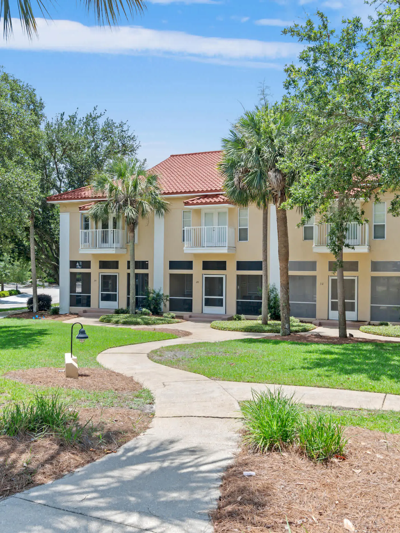 4BR oasis: bikes, pool, 5 min to beach