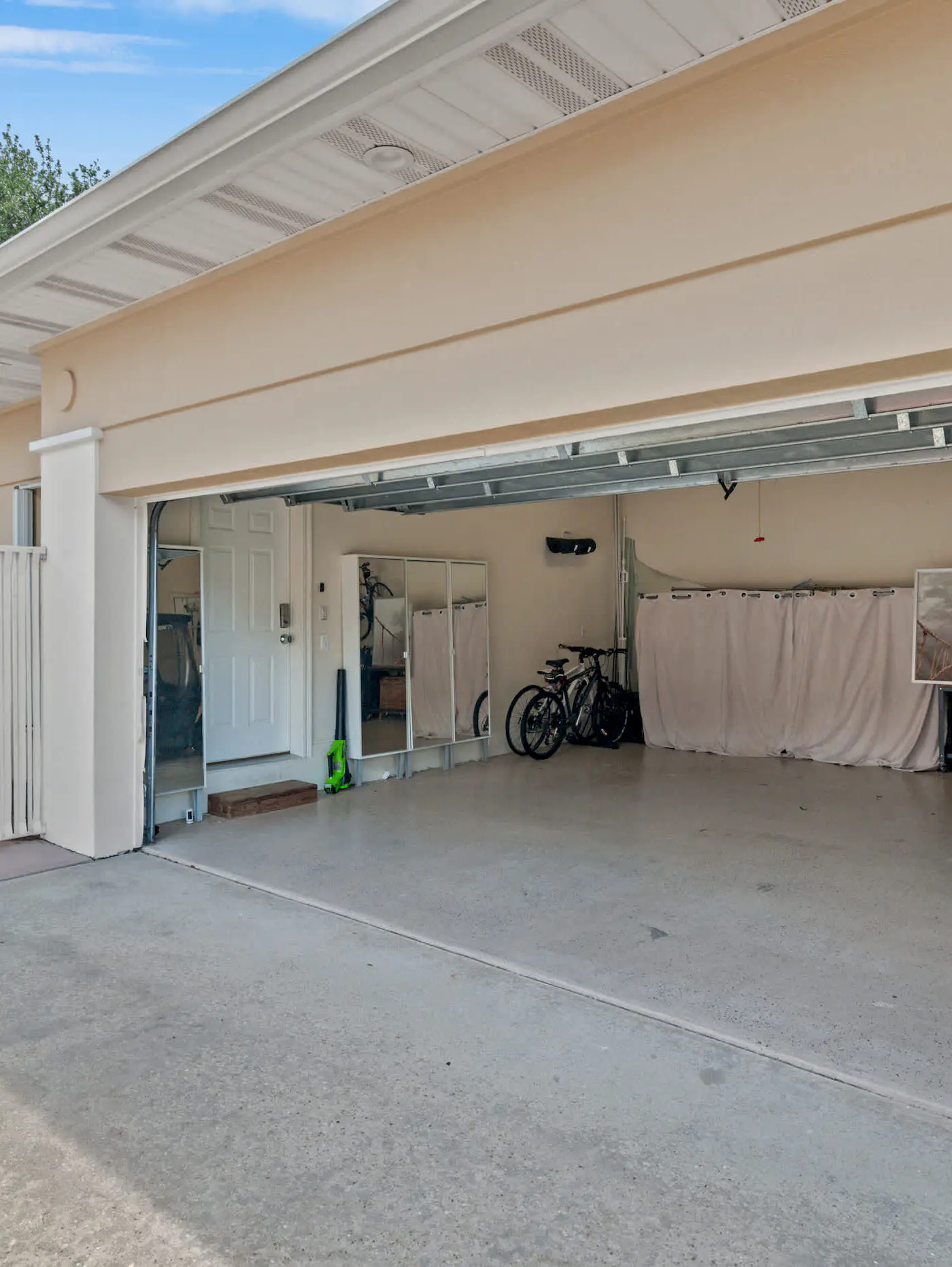 4BR oasis: bikes, pool, 5 min to beach