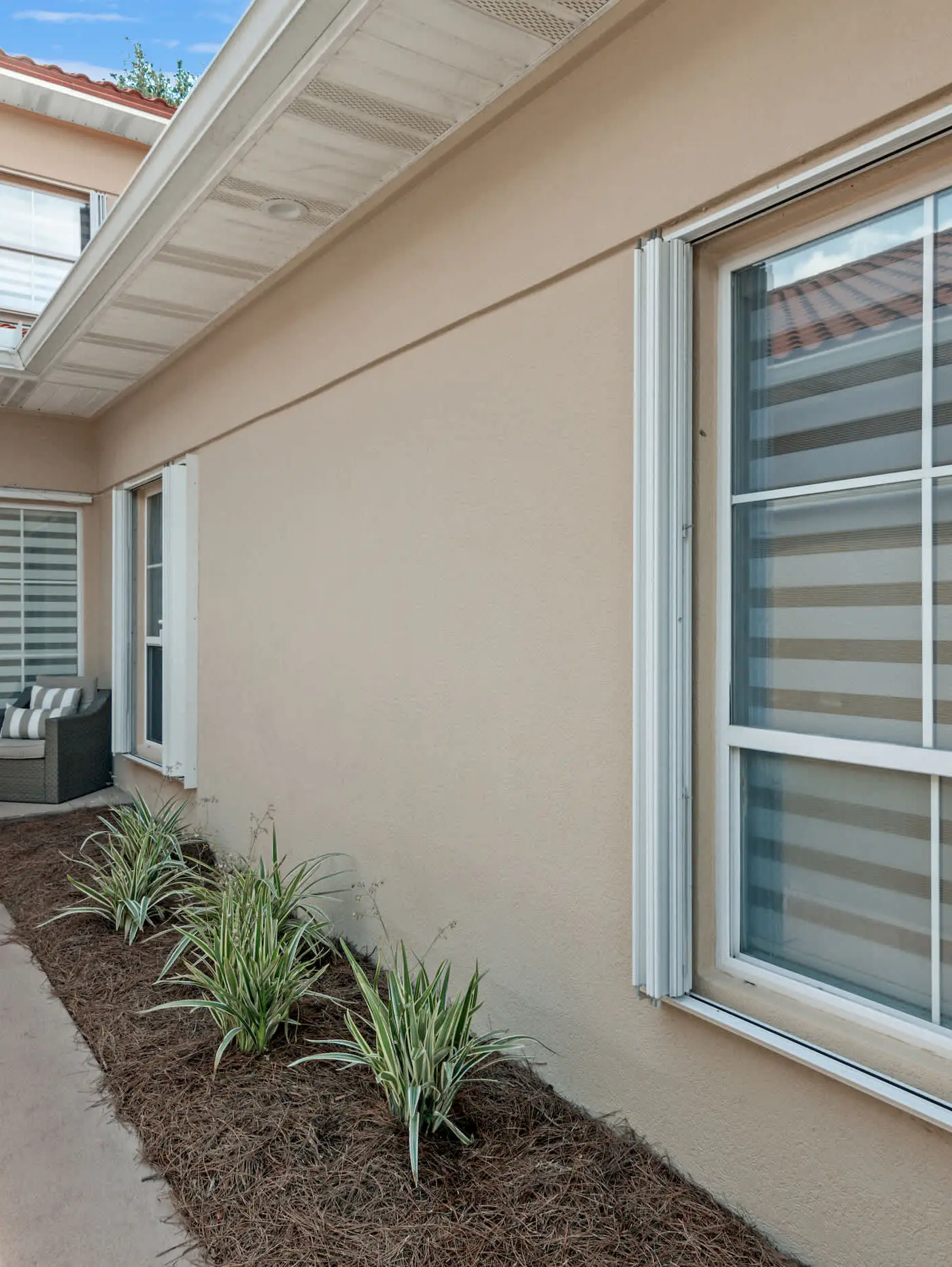 4BR oasis: bikes, pool, 5 min to beach