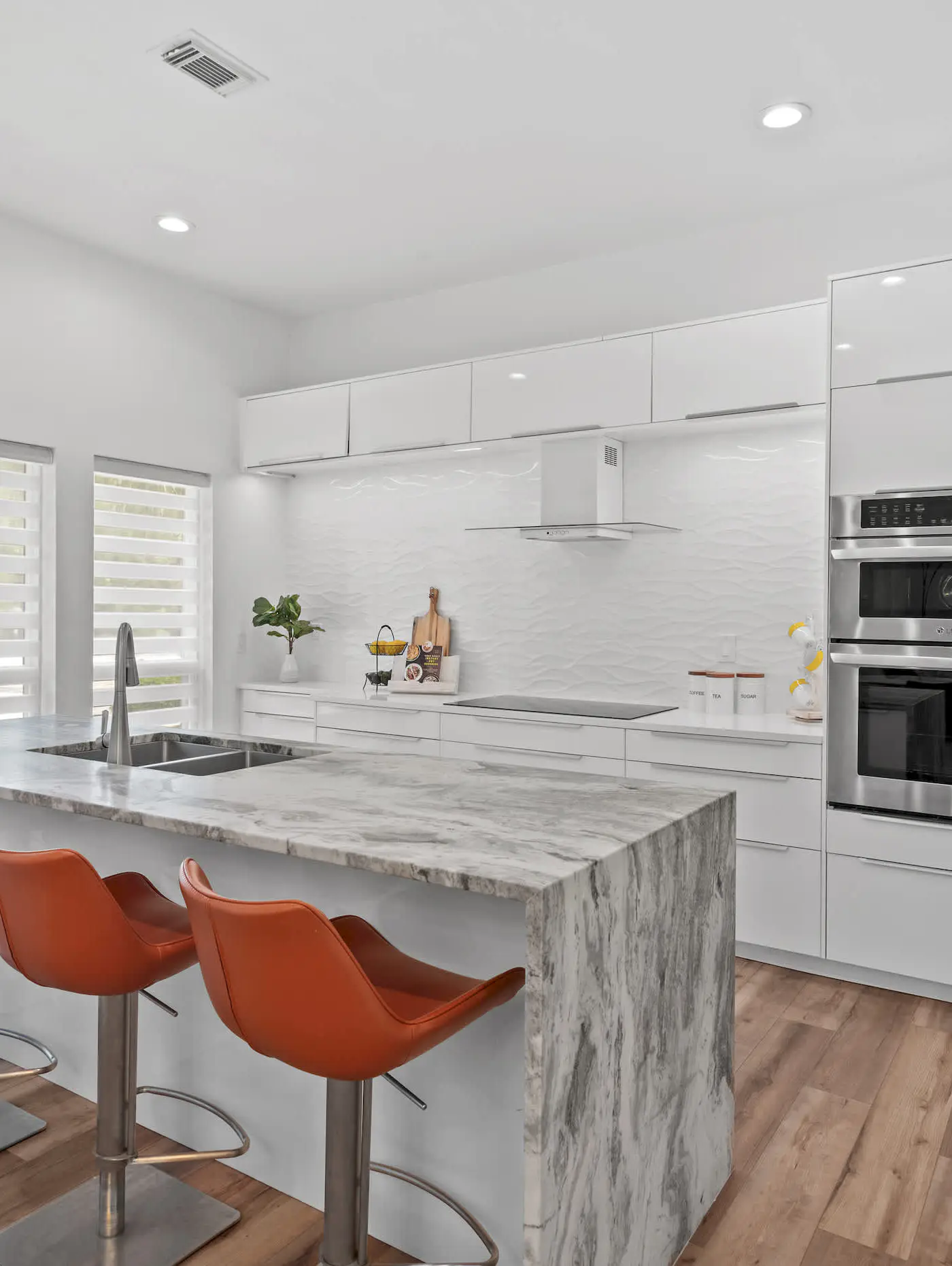 4BR oasis: bikes, pool, 5 min to beach