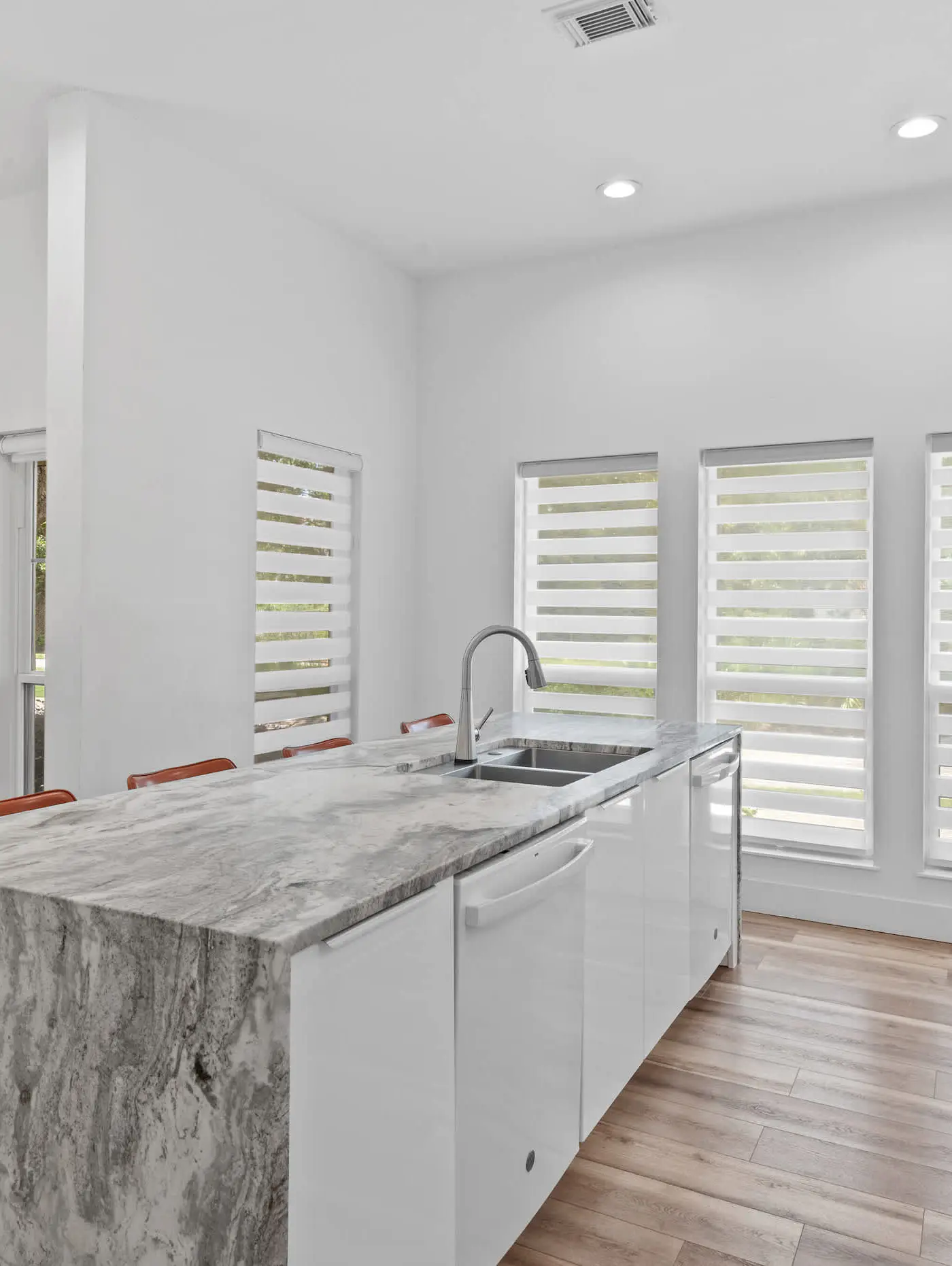 4BR oasis: bikes, pool, 5 min to beach