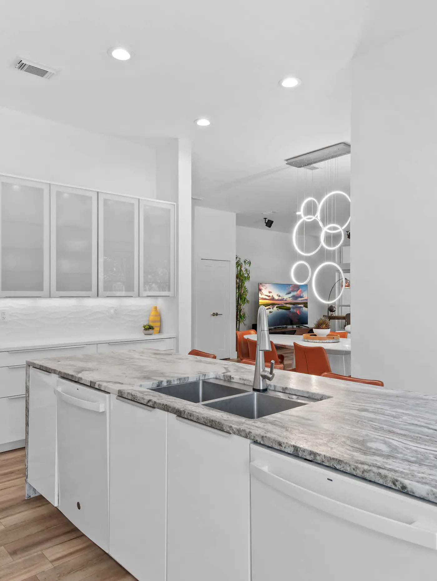 4BR oasis: bikes, pool, 5 min to beach