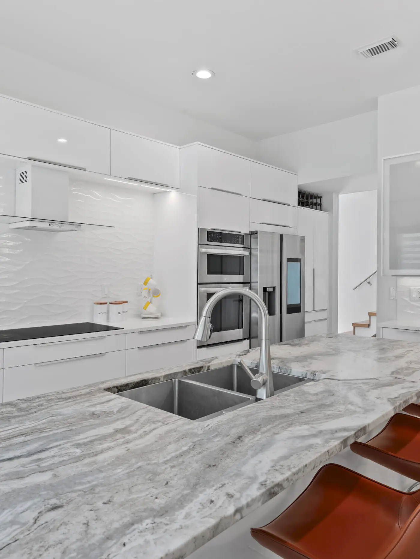 4BR oasis: bikes, pool, 5 min to beach