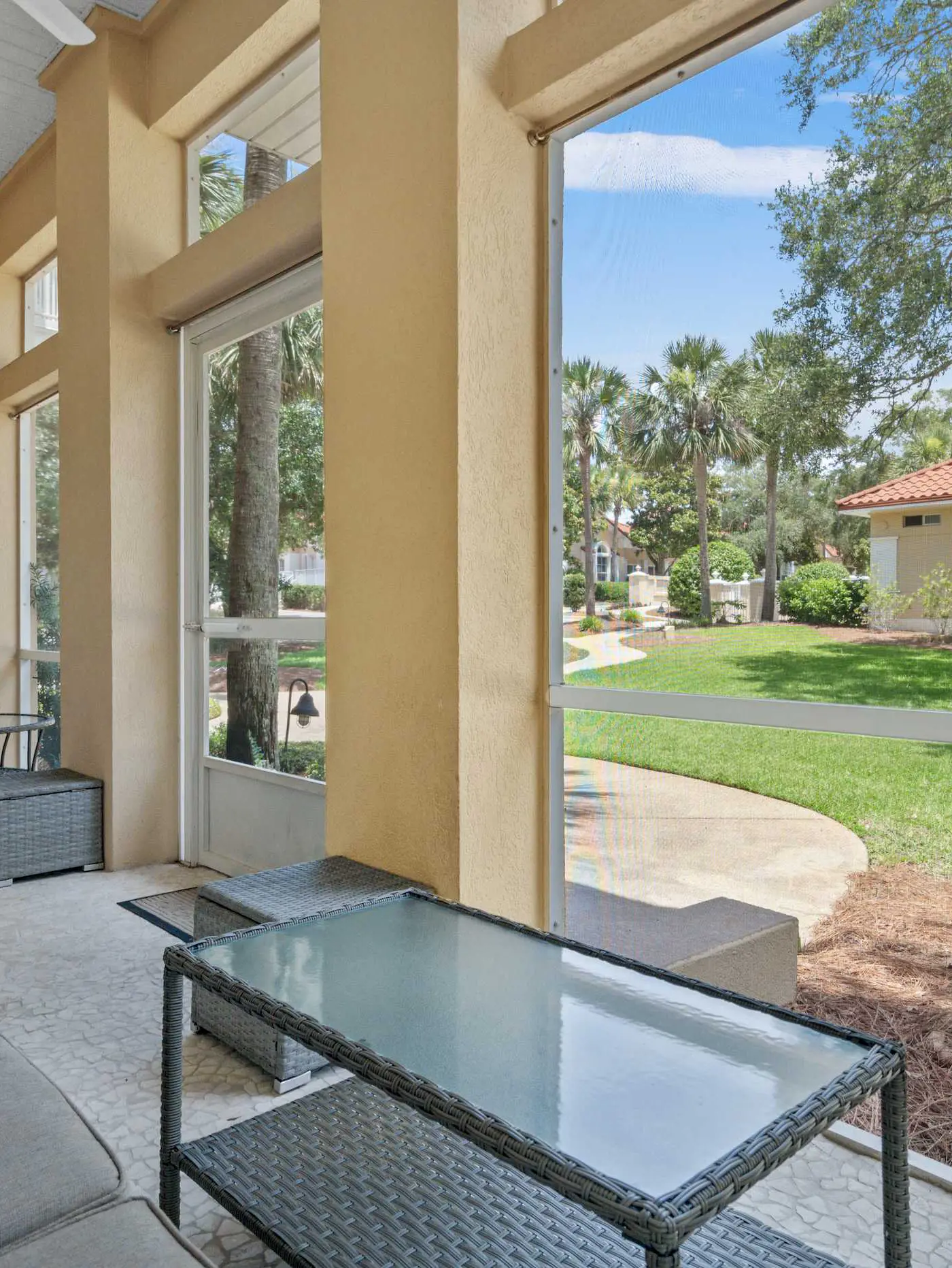 4BR oasis: bikes, pool, 5 min to beach