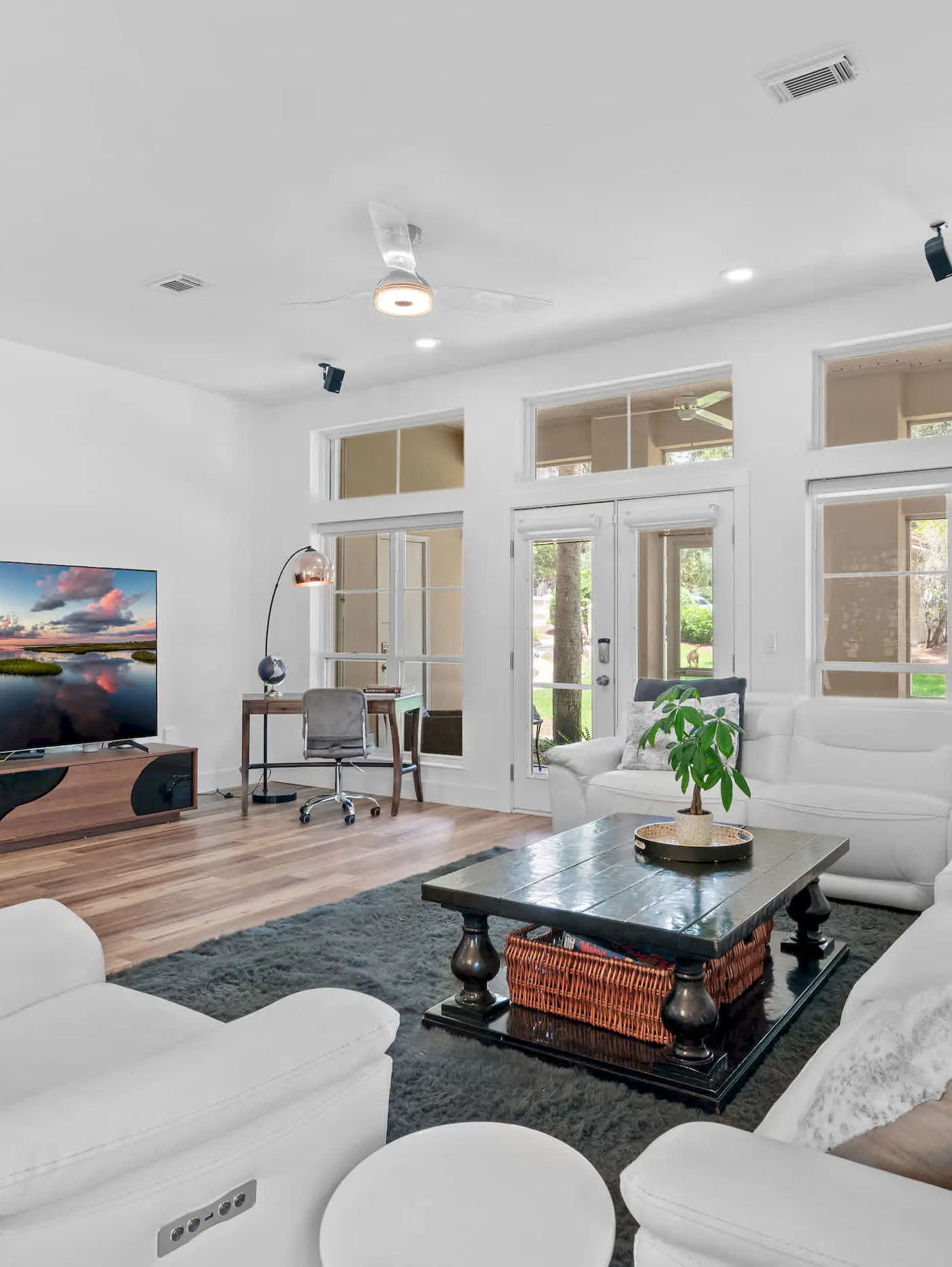 4BR oasis: bikes, pool, 5 min to beach