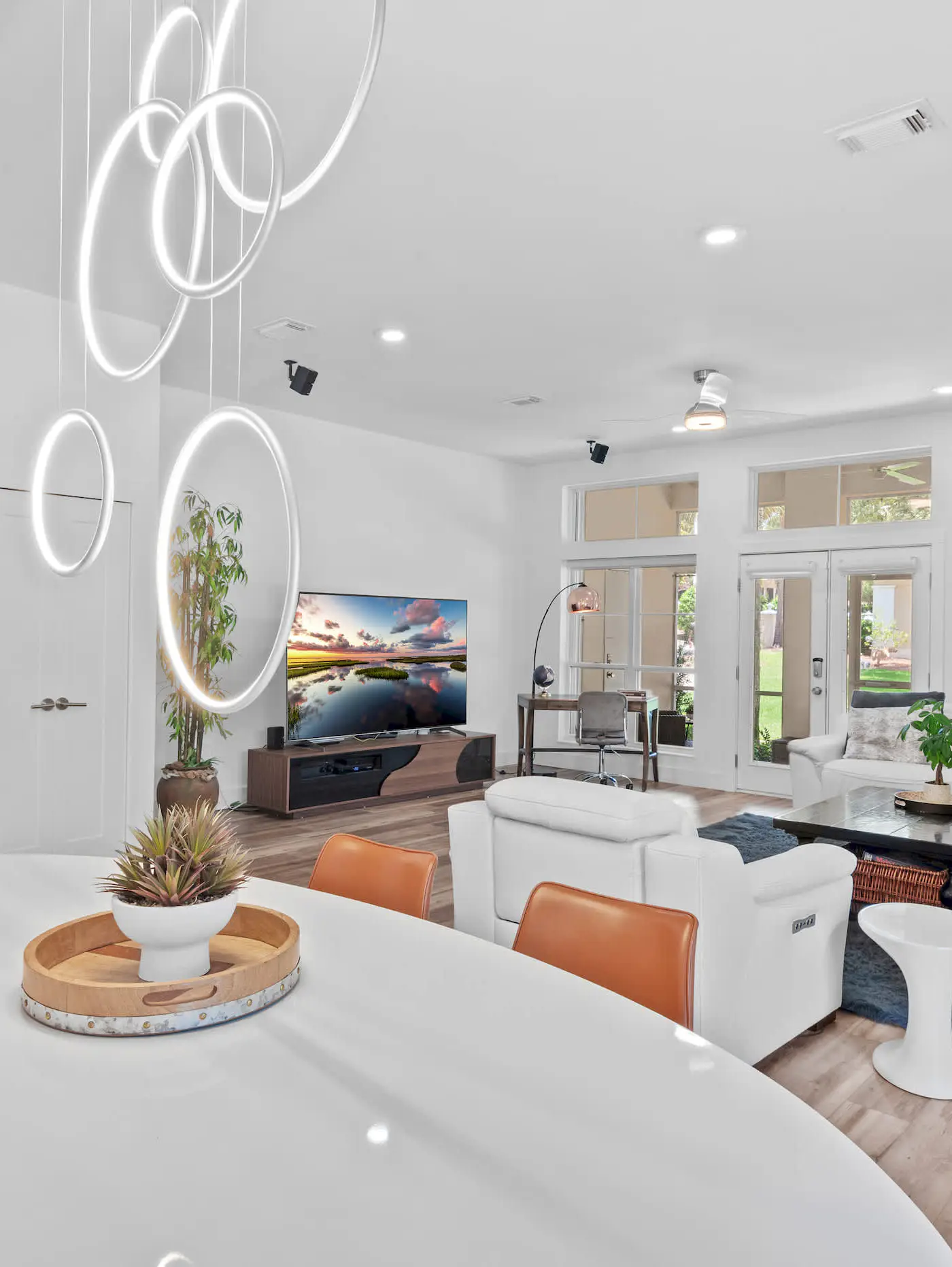 4BR oasis: bikes, pool, 5 min to beach