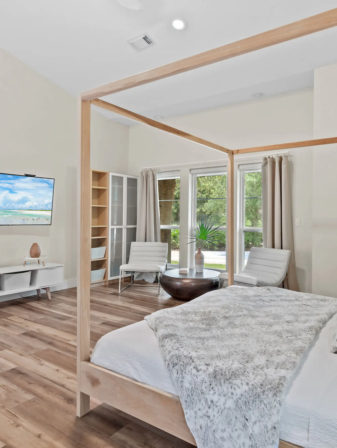 4BR oasis: bikes, pool, 5 min to beach