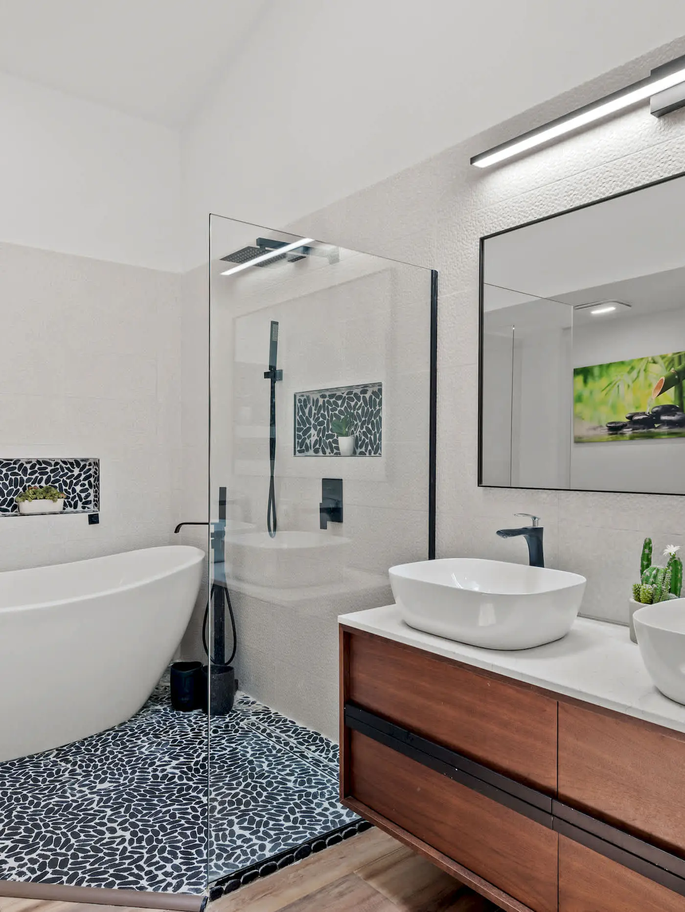 4BR oasis: bikes, pool, 5 min to beach