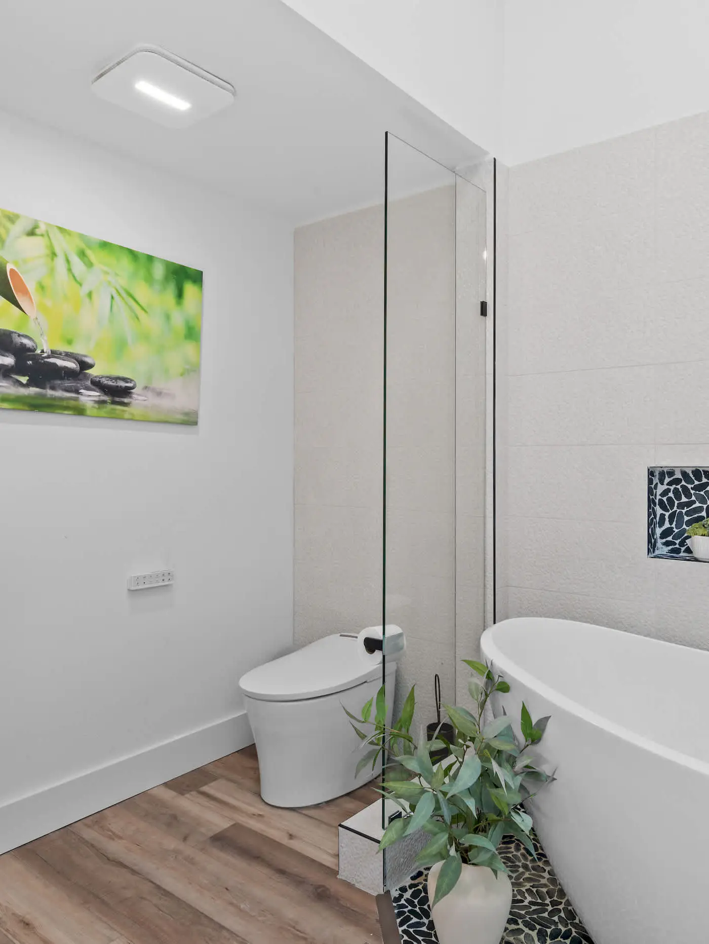 4BR oasis: bikes, pool, 5 min to beach