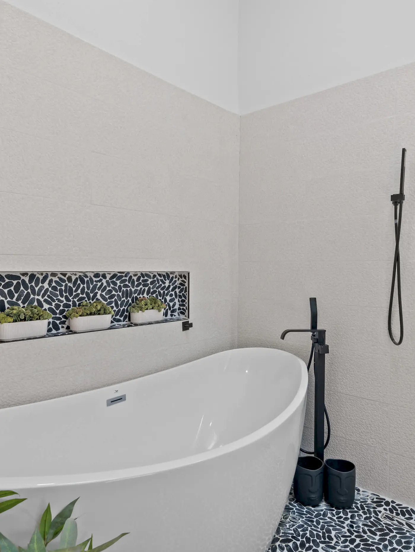 4BR oasis: bikes, pool, 5 min to beach