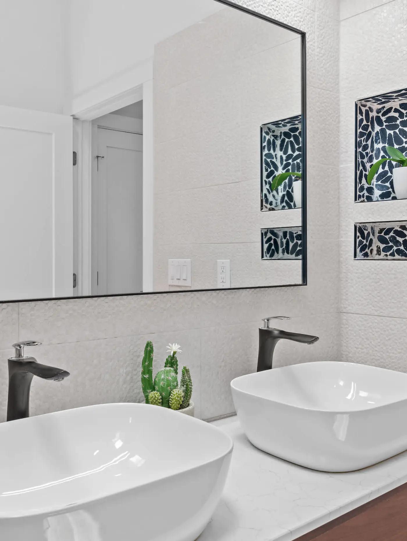 4BR oasis: bikes, pool, 5 min to beach