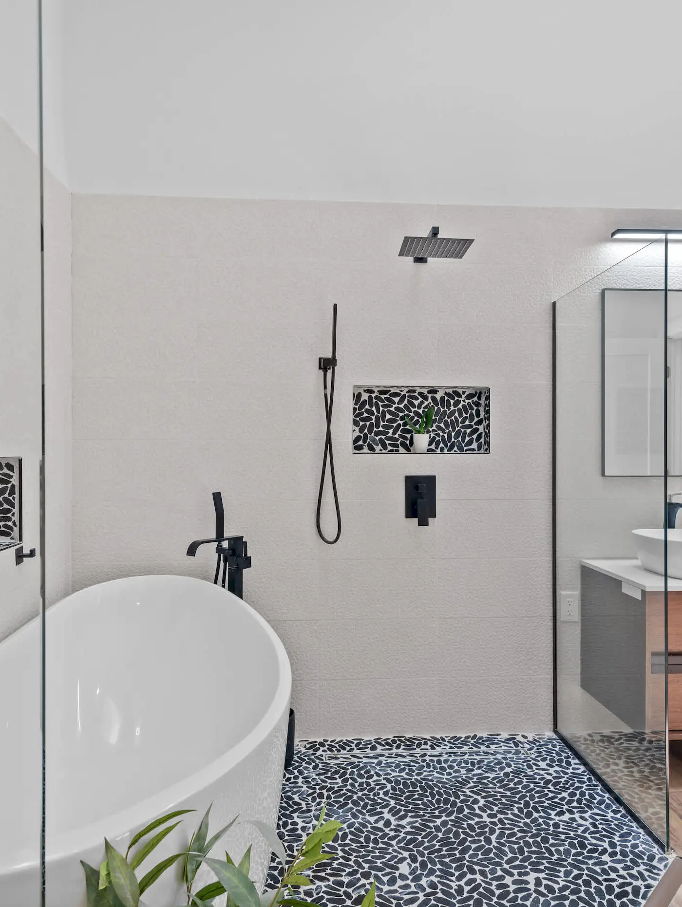 4BR oasis: bikes, pool, 5 min to beach