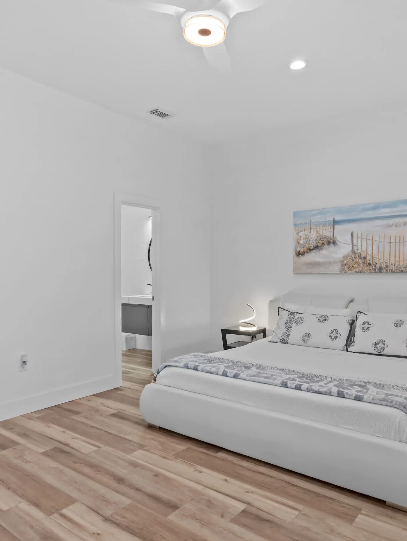 4BR oasis: bikes, pool, 5 min to beach